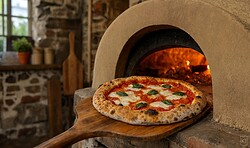 Pizza aus dem Lehmofen in der Alten Schmiede