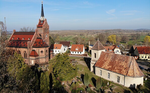 Alte Dorfkirche Golm und Neue Kirche Golm, Foto: Johannes Gräbner, Lizenz: Kirchbauverein Golm e.V.