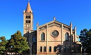 Peter und Paul_Südfassade der Kirche St. Peter und Paul mit Fensterrose und Rundbogenfenster  , Foto:  Andreas Statt, Lizenz:  Andreas Statt