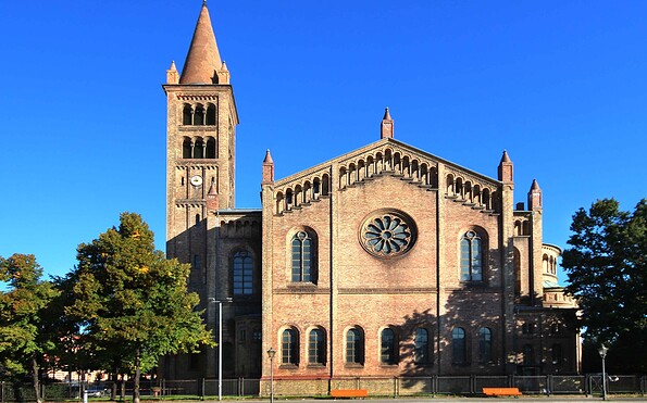 Peter und Paul_Südfassade der Kirche St. Peter und Paul mit Fensterrose und Rundbogenfenster  , Foto:  Andreas Statt, Lizenz:  Andreas Statt