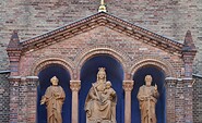 Peter und Paul_Portikusfiguren Petrus, Maria mit dem Kind und Paulus, Foto:  Andreas Statt, Lizenz:  Andreas Statt