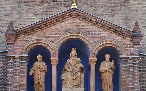Peter und Paul_Portikusfiguren Petrus, Maria mit dem Kind und Paulus, Foto:  Andreas Statt, Lizenz:  Andreas Statt