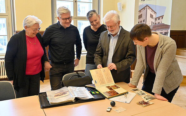 Objektübergabe der Zeitzeugenfamilie Kurth für die Sonderausstellung  Leben nach der Haft. Ehemalige politische Gefangene der DDR berichten, Foto: Foto Michael Lüder, Lizenz: © Stiftung Gedenkstätte Lindenstraße