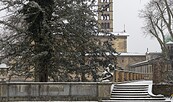 Verschneite Parktreppen mit Bäumen; im Hintergrund ein historischer Kirchturm und Gebäudefassaden., Foto: André Stiebitz, Lizenz: PMSG