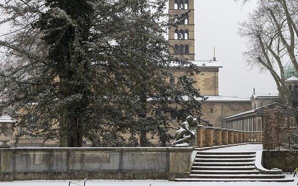Verschneite Parktreppen mit Bäumen; im Hintergrund ein historischer Kirchturm und Gebäudefassaden., Foto: André Stiebitz, Lizenz: PMSG