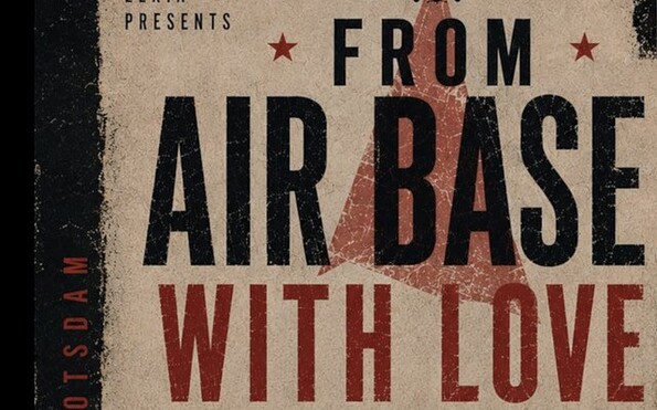 Grafisches Plakat mit dem Text „From Air Base With Love“, Flugzeugsilhouette, roten Sternen und „Lexia presents“., Foto: Ronny Leopold, Lizenz: Ronny Leopold