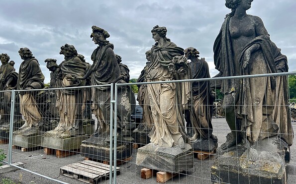 Auf Augen­höhe mit den kolossalen Sandstein­skulpturen des Neuen Palais, Foto: SPSG, Lizenz: SPSG