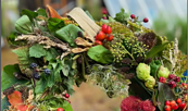 Herbstkranz aus grünen Blättern, roten Beeren, Zapfen, Hopfen und Hortensien, in Händen gehalten., Foto: Nicole Riekeles, Lizenz: Nicole Riekeles