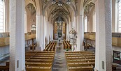 Innenraum einer Kirche mit Backsteinpfeilern, Holzbänken, bemaltem Gewölbe, Kanzel und Altar mit Buntglasfenstern., Foto: Andreas Franke, Lizenz: Andreas Franke