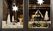 Schaufenster mit leuchtenden Sternen, weißen Filzbäumen und handgefertigten Krippenfiguren., Foto: Elvira Bratsch, Lizenz: Elvira Bratsch