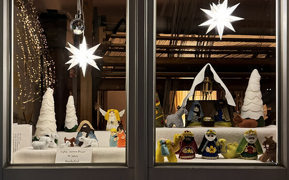 Schaufenster mit leuchtenden Sternen, weißen Filzbäumen und handgefertigten Krippenfiguren., Foto: Elvira Bratsch, Lizenz: Elvira Bratsch