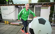 Manne mit Riesenfußball, Foto: Tom Schweers, Lizenz: Traumschüff eG