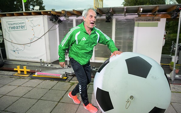 Manne mit Riesenfußball, Foto: Tom Schweers, Lizenz: Traumschüff eG