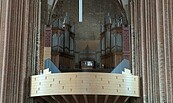 Innenraum einer Backsteinkirche mit hohen Säulen, Rundbögen, Orgelpfeifen und hölzerner Empore., Foto: Merith Sommer, Lizenz: Merith Sommer