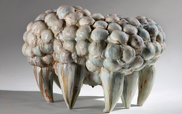Skulptur aus unregelmäßigen, kugeligen Formen mit spitzen, zahnartigen Fortsätzen an der Unterseite, Foto: Florian Selig, Lizenz: Galerie Bernau