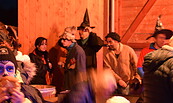 verkleidete Besucher bei der Halloween-Party, Foto: Kathleen Brandau, Lizenz: Gemeinde