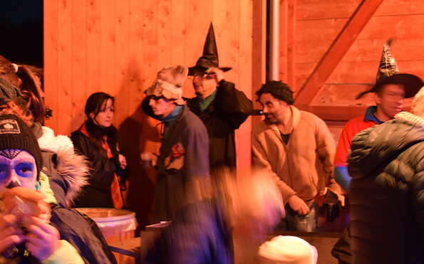 verkleidete Besucher bei der Halloween-Party, Foto: Kathleen Brandau, Lizenz: Gemeinde