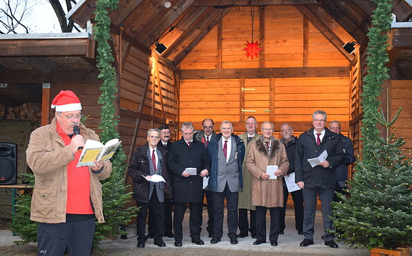 In vergangenen Jahren sang auch der Männerchor beim Adventsmarkt, Foto: Kathleen Brandau, Lizenz: Gemeinde