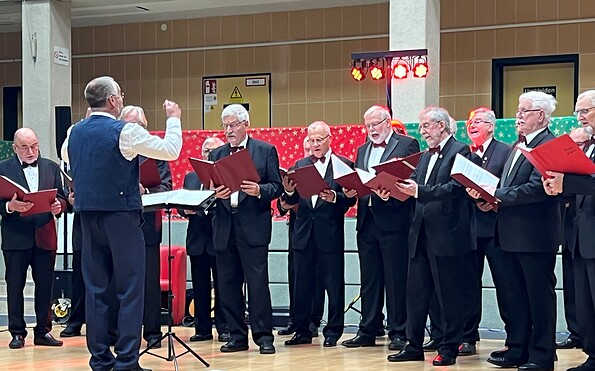 Chor auf der Seniorenweihnachtsfeier in der Giebelseehalle, Foto: Ebba Zimmermann, Lizenz: Gemeinde