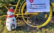 Schneemannfigur mit Laterne vor Fahrrad, Foto: Bansen-Wittig