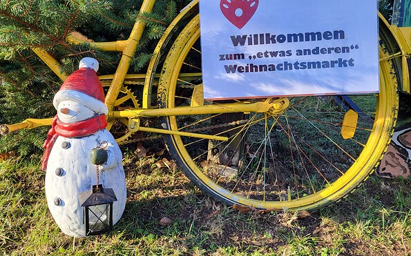 Schneemannfigur mit Laterne vor Fahrrad, Foto: Bansen-Wittig