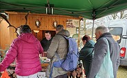 Von Menschen umlagerter Stand, Foto: Bansen-Wittig