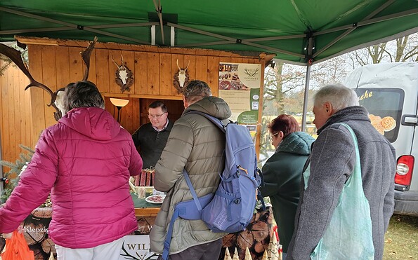 Von Menschen umlagerter Stand, Foto: Bansen-Wittig