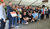 Vertreter des Ortes Werenzhain nehmen den Siegerscheck von der Sparkassenstiftung Elbe-Elster entgegen., Foto: Mareike Göpel, Lizenz: Förderverein Naturpark Niederlausitzer Heidelandschaft e.V.