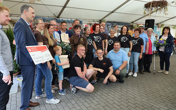 Vertreter des Ortes Werenzhain nehmen den Siegerscheck von der Sparkassenstiftung Elbe-Elster entgegen., Foto: Mareike Göpel, Lizenz: Förderverein Naturpark Niederlausitzer Heidelandschaft e.V.