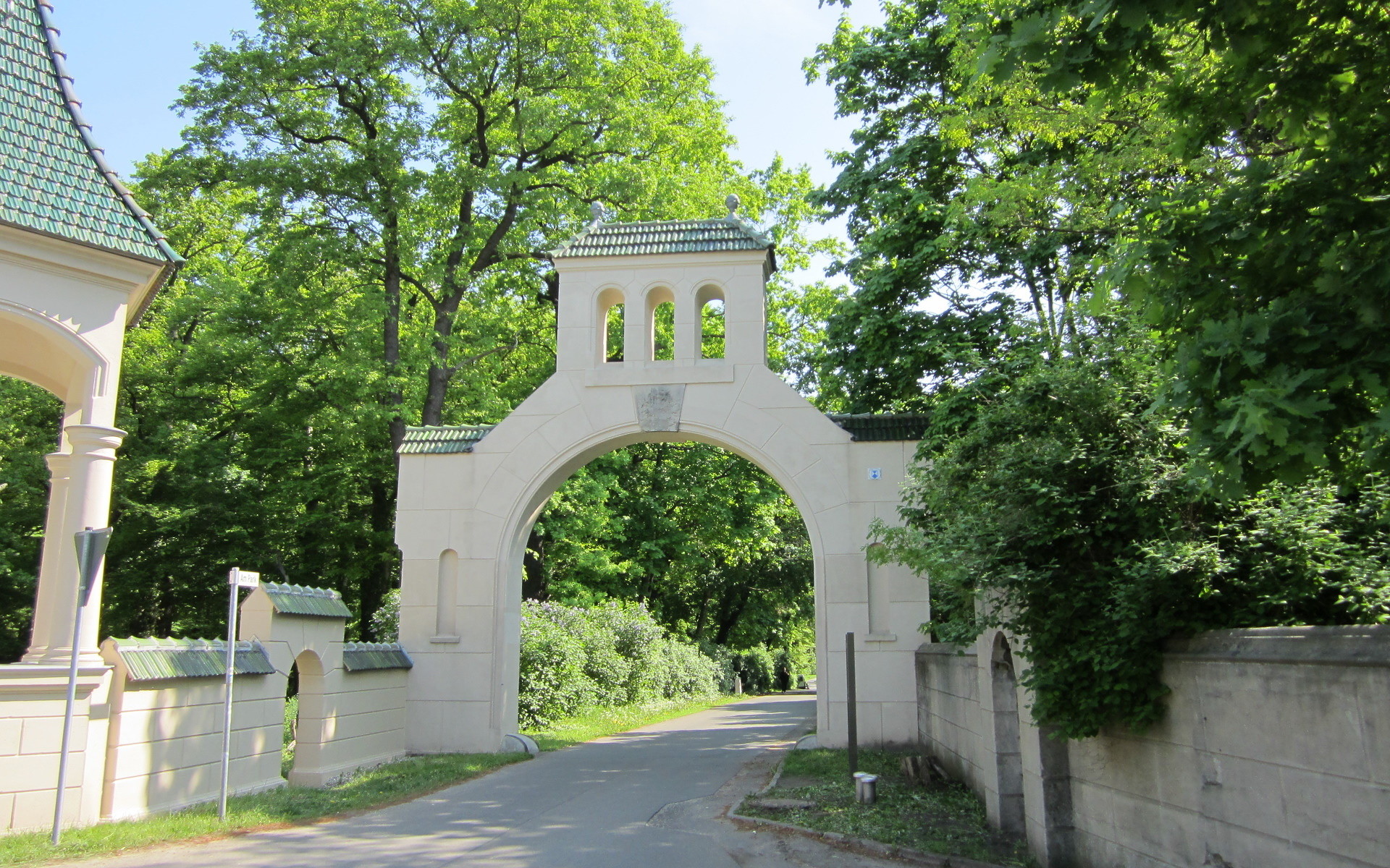 Potsdamer Tor am westlichen Zugang zum Gutspark Groß Glienicke